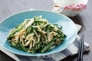 杏鲍菇炒韭菜薹的做法