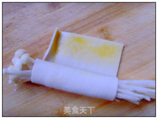 豆皮金菇卷的做法步骤：4