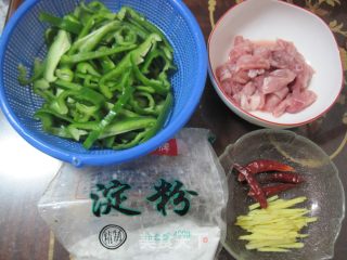 青椒炒肉家常菜的做法步骤：1