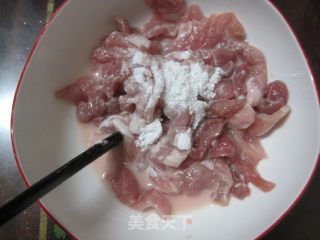 青椒炒肉家常菜的做法步骤：2