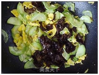 西葫芦木耳炒鸡蛋的做法步骤：7