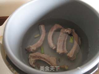 冬季养生汤：虫草萝卜排骨汤的做法步骤：3