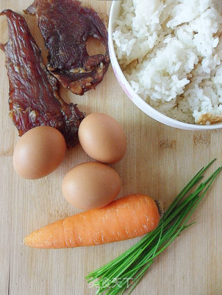【炒饭】腊肉炒饭的做法步骤：1