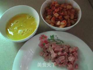 一碗剩饭的华丽变身——辣白菜炒饭的做法步骤：2