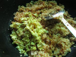 一碗剩饭的华丽变身——辣白菜炒饭的做法步骤：7