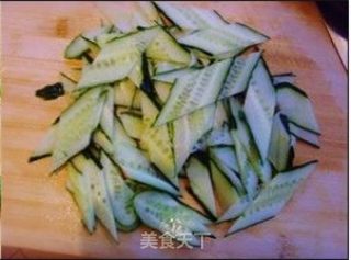 青椒黄瓜炒肉的做法步骤：1