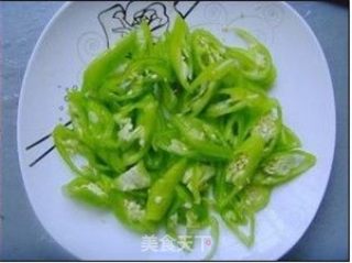 青椒黄瓜炒肉的做法步骤：2