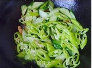 青椒黄瓜炒肉的做法步骤：8