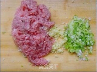 蛋皮肉卷的做法步骤：1