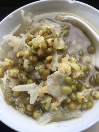 大暑来临，给身体降温，解毒消肿，银耳绿豆汤