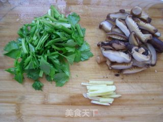 香菇炒鸭胗的做法步骤：2