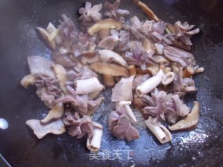 香菇炒鸭胗的做法步骤：6
