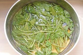蚝油核桃菠菜的做法步骤：3