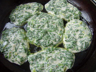 健康小吃----芹菜叶煎饼的做法步骤：6