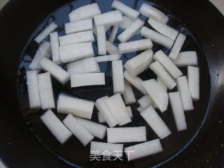 鸭肝鱼丸白萝卜汤的做法步骤：2