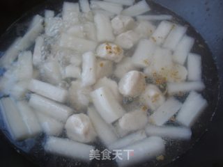 鸭肝鱼丸白萝卜汤的做法步骤：3