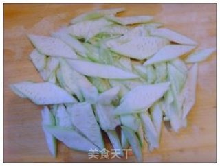 虾皮丝瓜炒鸡蛋的做法步骤：1