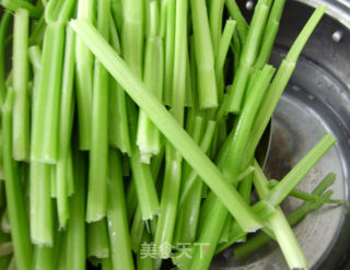 家常小凉菜----芹菜拌花生米的做法步骤：1