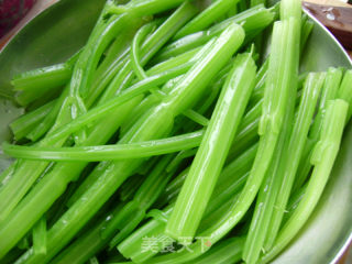 家常小凉菜----芹菜拌花生米的做法步骤：2