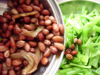 家常小凉菜----芹菜拌花生米的做法步骤：5