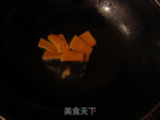 咸蛋炒南瓜的做法步骤：3