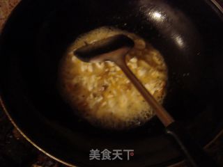 咸蛋炒南瓜的做法步骤：4