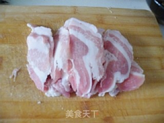洋葱煎五花肉的做法步骤：1