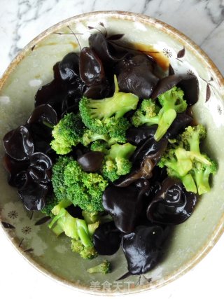 木耳拌西兰花的做法