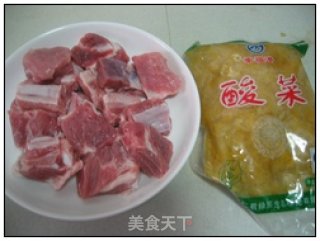 【酸菜炖排骨】家人最爱的炖菜的做法步骤：1
