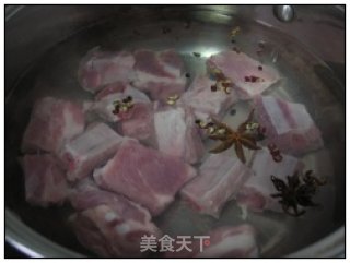 【酸菜炖排骨】家人最爱的炖菜的做法步骤：2