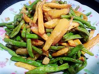 薯条炒豆角的做法
