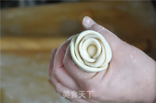 麻盐玫瑰花卷－－要想甜加点盐的做法步骤：9