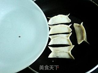 韩式辣白菜锅贴的做法步骤：13