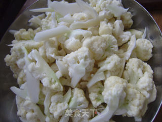 家常菜----西红柿炒菜花的做法步骤：1