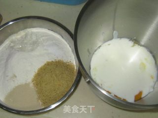 洋葱彩椒牛肉披萨的做法步骤：1