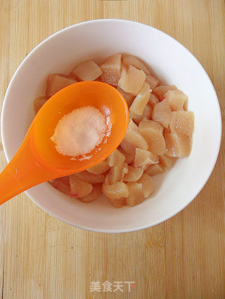 【家常菜】芝麻蒜香鸡丁  （5分钟快手菜）的做法步骤：3