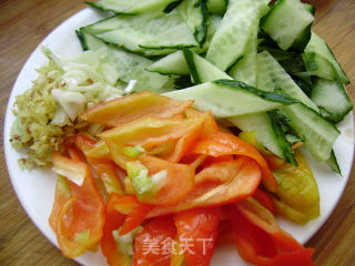 家常菜----素鸡尖椒炒瓜片的做法步骤：2