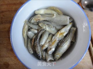 豆豉小鱼干的做法步骤：1