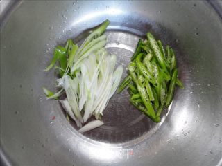 豆豉小鱼干的做法步骤：3