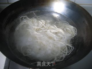 开洋葱油拌面的做法步骤：2