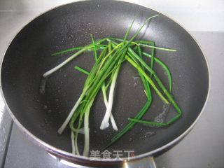 开洋葱油拌面的做法步骤：7