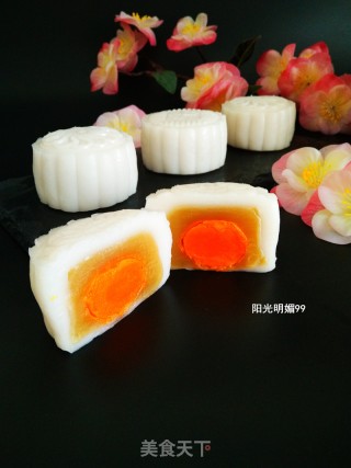 莲蓉蛋黄冰皮月饼