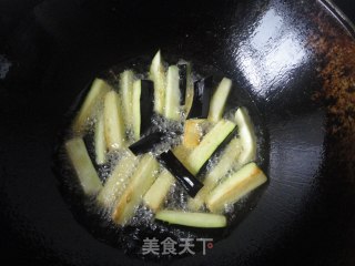 鱼香茄子的做法步骤：1
