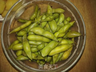 煮毛豆配盐水土豆的做法