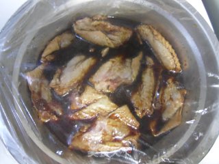蜜汁烤翅的做法步骤：1