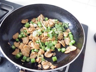 香满口的快手菜-------辣炒油渣的做法步骤：6