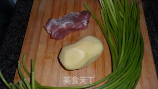 家常菜——蒜薹土豆丝炒肉的做法步骤：1