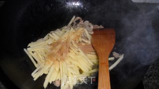 家常菜——蒜薹土豆丝炒肉的做法步骤：3