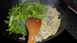 家常菜——蒜薹土豆丝炒肉的做法步骤：4