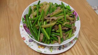 家常菜——蒜薹土豆丝炒肉的做法步骤：6